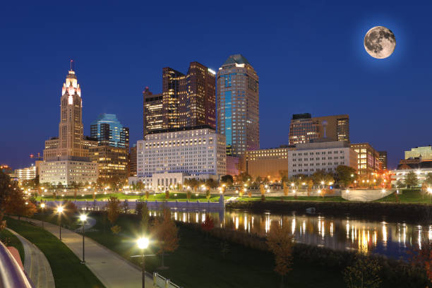 istock Rising moon  above Columbus, Ohio 1152209297