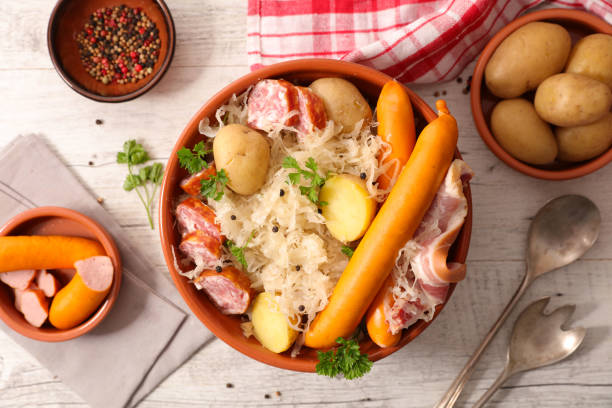 comida tradicional de alsacia, sauerkraut con patatas y carne - alsacia fotografías e imágenes de stock