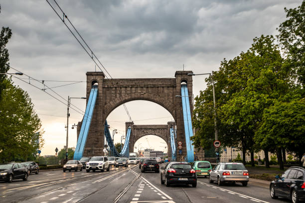 bridge on oder river - wroclaw traffic night flowing imagens e fotografias de stock