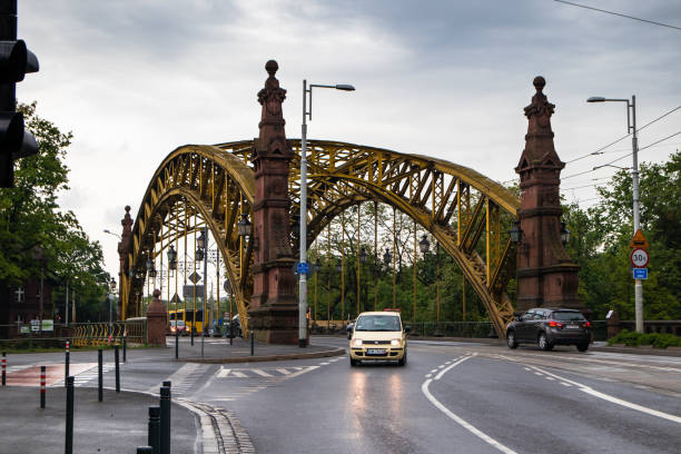 bridge on oder river - wroclaw traffic night flowing imagens e fotografias de stock