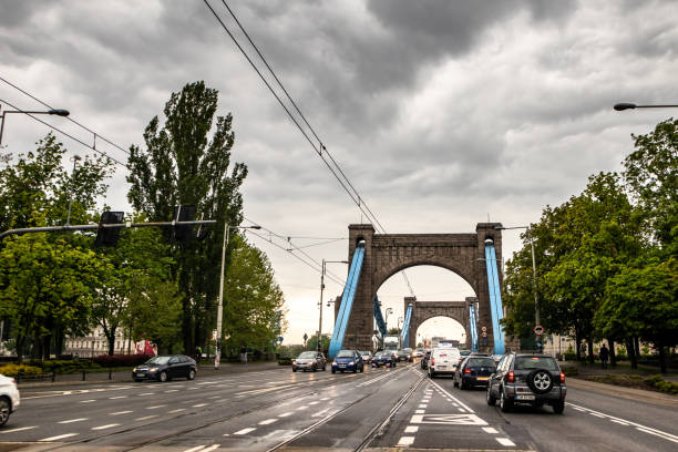 most na odrze - wroclaw traffic night flowing zdjęcia i obrazy z banku zdjęć