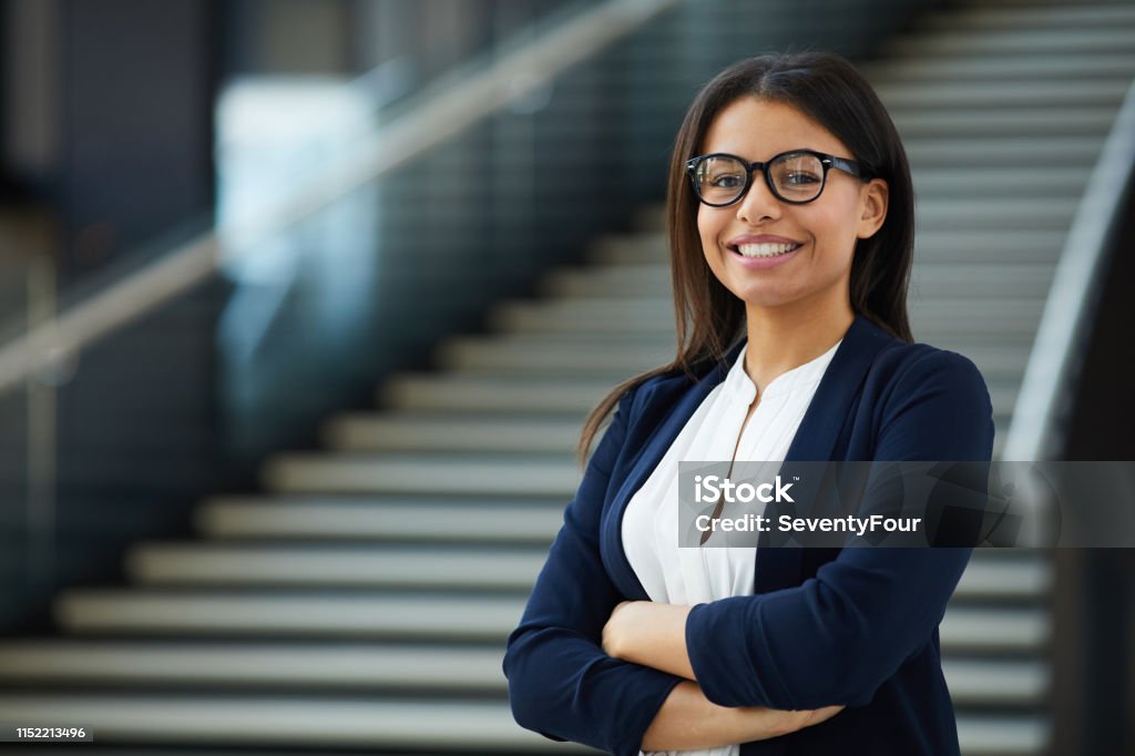 Senhora esperta de sorriso que trabalha na companhia próspera - Foto de stock de Mulher de Negócios royalty-free