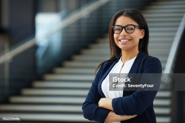 Foto de Senhora Esperta De Sorriso Que Trabalha Na Companhia Próspera e mais fotos de stock de Mulher de Negócios