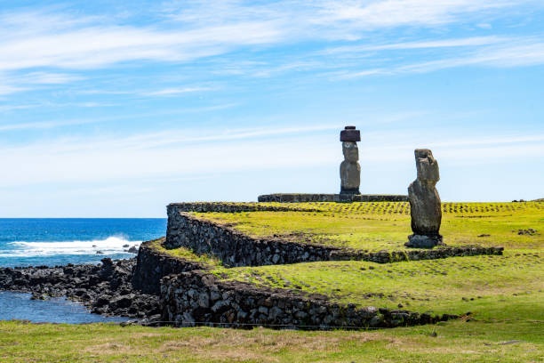moai at ahu ko te riku - easter island, chile - ahu tahai imagens e fotografias de stock