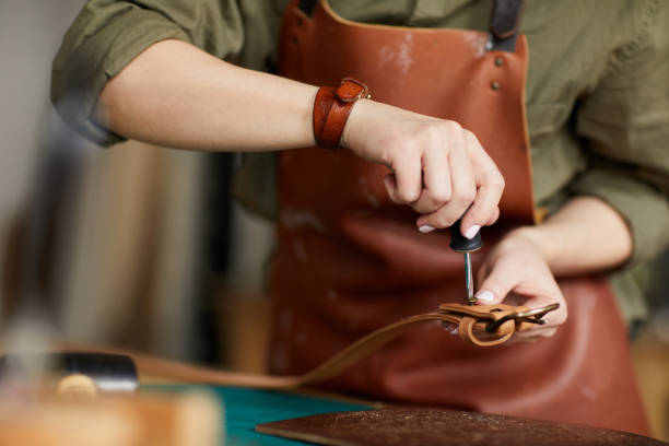 artisan sewing leather belt - manual worker sewing women tailor imagens e fotografias de stock