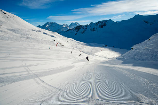 skieurs sur une piste dans la station de ski alpin - val thorens white snow winter photos et images de collection