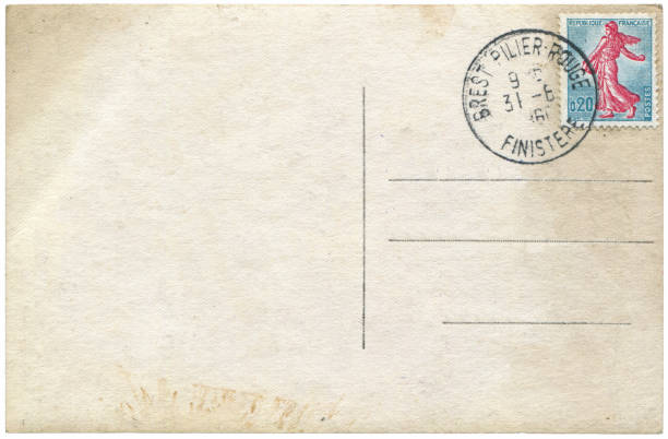 vintage postkarte aus finistere, frankreich in den 1960er jahren verschickt, ein sehr guter hintergrund für jede nutzung der historischen postkartenkommunikation. - mailbox mail letter old fashioned stock-fotos und bilder