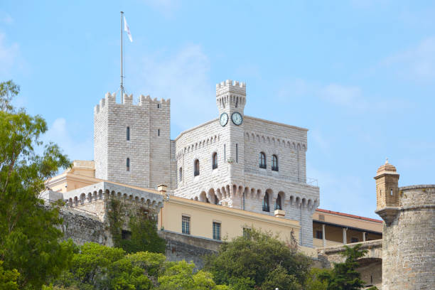 晴れた夏の日のモンテカルロ城の fortess、モナコの青空 - monte palace ストックフォトと画像