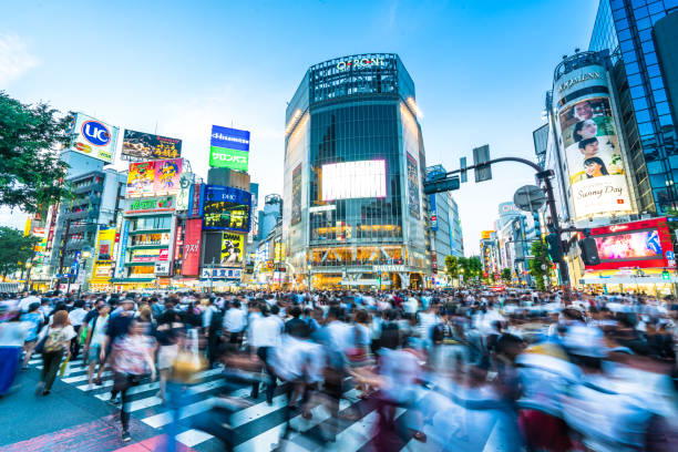 東京渋谷ライフ - crosswalk crowd activity long exposure ストックフォトと画像