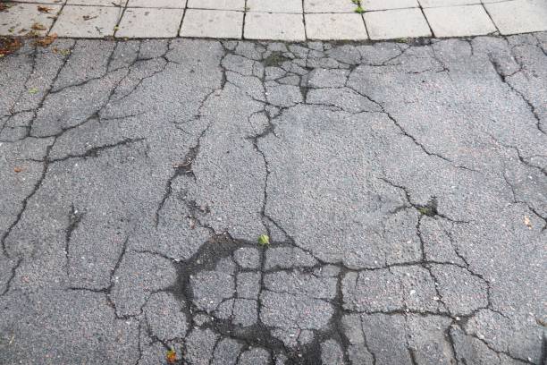 istock Damaged street 1152238166