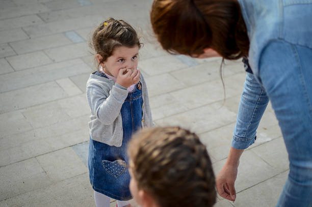 mała dziewczynka zbiera nos z palcem w środku - picking nose zdjęcia i obrazy z banku zdjęć