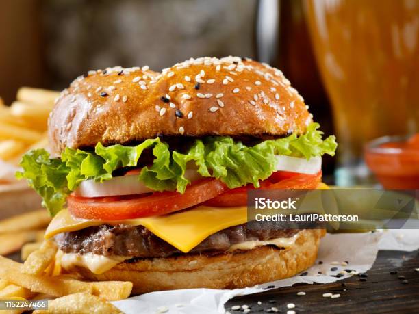Foto de Cheeseburger Clássico Em Um Bolo Do Brioche Com Fritadas E Um Milkshake e mais fotos de stock de Hamburguer