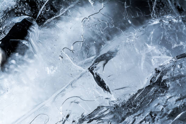 ice テクスチャの背景マクロは、太陽光でクローズアップします。凍った水の美しい抽象的なパターン。 - icicle ice textured arctic ストックフォトと画像
