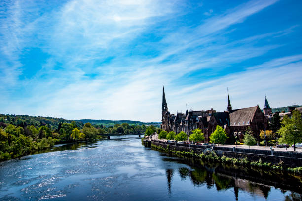 панорамный вид на город перт. река тэй, шотландия, великобритания. - uk river panoramic reflection стоковые фото и изображения