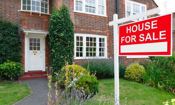 House for sale sign For sale sign outside a house in an affluent suburb of London estate agent sign stock pictures, royalty-free photos & images