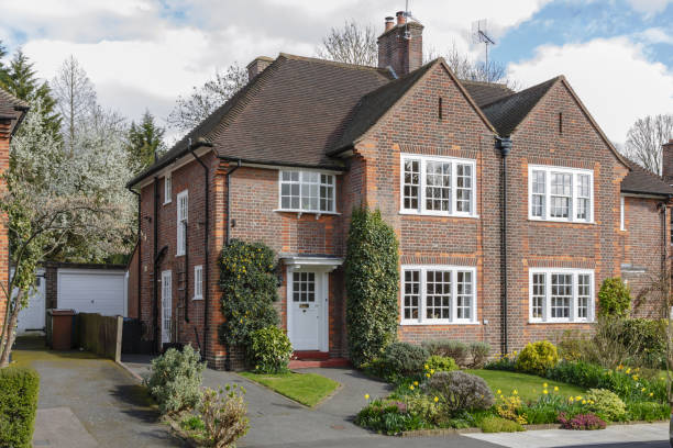 Semi-detached house in Pinner Semi-detached house and garden in Pinner, an affluent London suburb english culture photos stock pictures, royalty-free photos & images