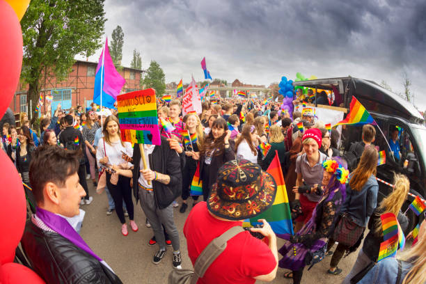 la marcha de la igualdad y la tolerancia a las personas lgbt en europa. - lesbian gay man rainbow multi colored fotografías e imágenes de stock