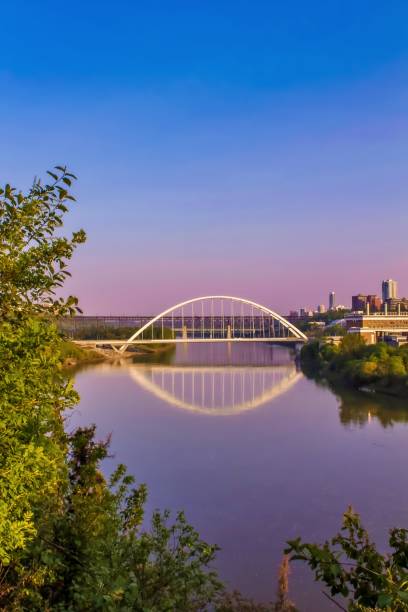 odbicia mostu walterdale - north saskatchewan river zdjęcia i obrazy z banku zdjęć