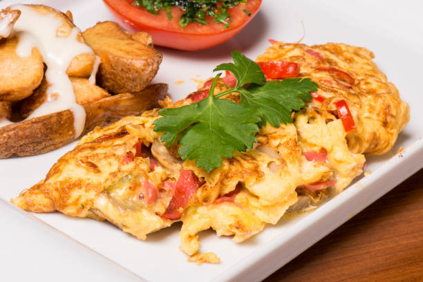 omelette with sausage and potatoes - morning tomato lettuce vegetable imagens e fotografias de stock