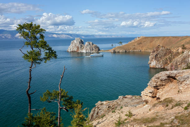 rock shaman stone und kap burhan auf olchon island, see baikal - larch tree stone landscape sky stock-fotos und bilder