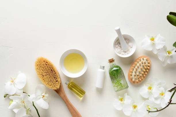 спа фон с продуктами для отдыха и ухода за кожей лечения - massage brush стоковые фото и изображения