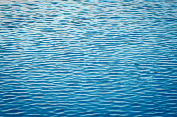 increspature sulla superficie dell'acqua in una piscina vuota, sfondo texture - wavelet foto e immagini stock