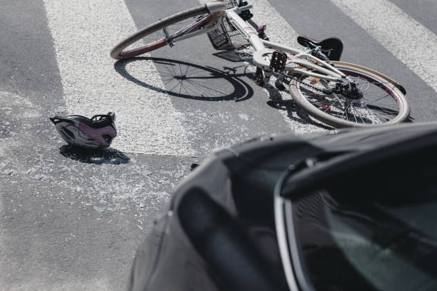 casque à côté de vélo sur le concordance après collision avec la voiture - accident de transport photos et images de collection