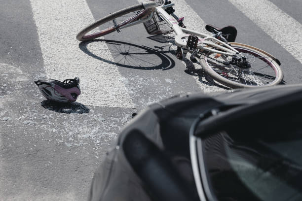자동차와 충돌 후 횡단 보도에 자전거 옆에 헬멧 - 충돌 사고 뉴스 사진 이미지