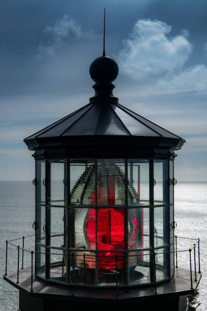 luz roja que se refleja a través de la lente de fresnel en la cúpula de un faro - fresnel fotografías e imágenes de stock