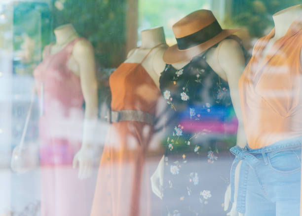 istock Window shopping fashion 1152290658
