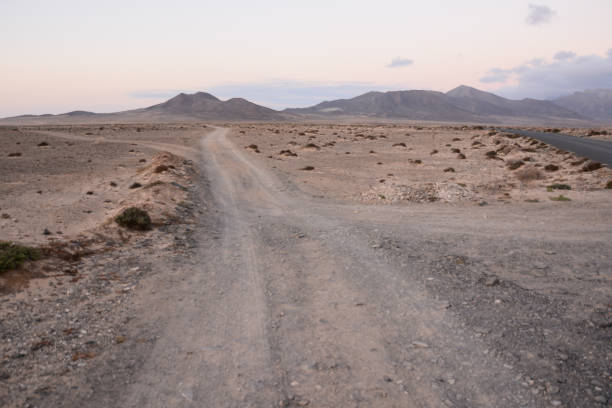 campagna deserto dirt road - dirt road road desert road gravel foto e immagini stock