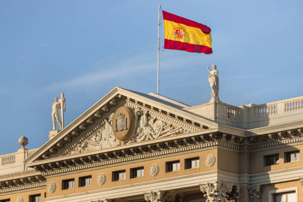 bandeira de spain em um edifício - port de barcelona catalonia spain barcelona city - fotografias e filmes do acervo