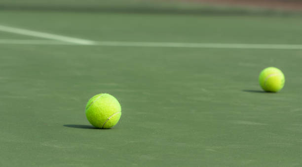 palline da tennis in campo come sfondo - toughness surface level court tennis foto e immagini stock