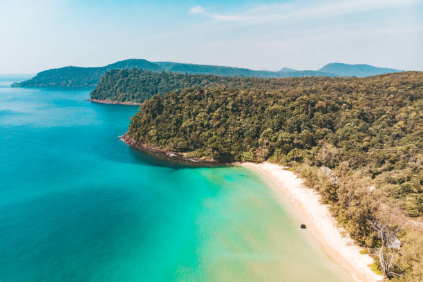 beyaz kum ve berrak su ile uzun ıssız plaj. havadan üst görünüm. adanın sahili koh rong samloem, kamboçya - kamboçya stok fotoğraflar ve resimler