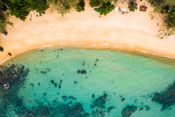 long beach en la isla koh rong samloem en camboya, asia sudoriental. vista superior, vista aérea de la hermosa isla tropical en el golfo de tailandia. con textura de espacio de copia para el fondo de diseño vacacional. - sudoriental fotografías e imágenes de stock