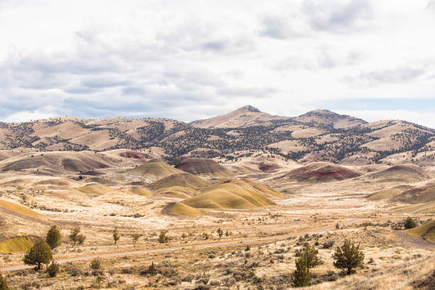 istock Rolling painted hills of oregon 1152329380