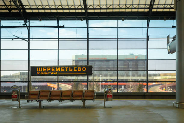 piattaforma del treno aeroexpress della stazione dell'aeroporto di mosca sheremetyevo. - sheremetyevo foto e immagini stock
