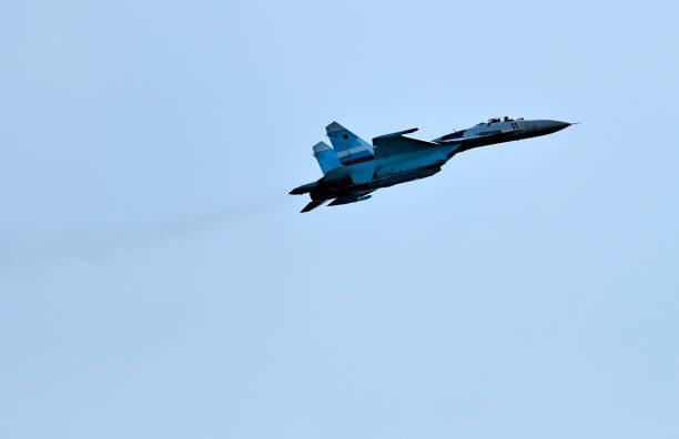 latający myśliwiec su-27 - armed forces airshow fighter plane airplane zdjęcia i obrazy z banku zdjęć