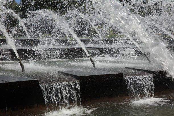 fountain in public park „planten un blomen“ in hamburg. germany - blomen imagens e fotografias de stock