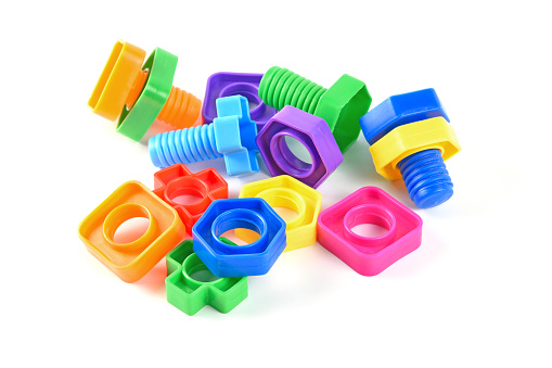 Conjunto de tornillo de plástico colorido y pernos como juguetes infantiles photo