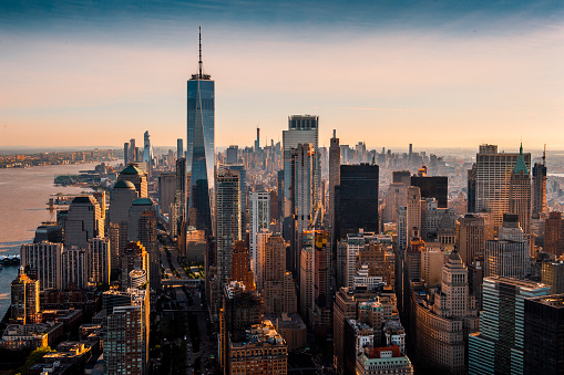 La majestuosidad de la isla de Manhattan tomada de un helicóptero sobre el centro de la ciudad en una hora dorada photo