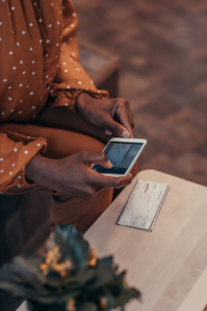 controllo di deposito con smartphone - distinta di versamento foto e immagini stock