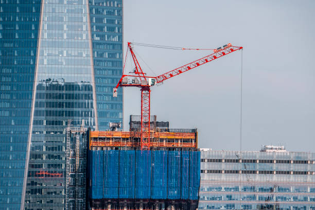 vue aérienne d’une grue sur une construction sur un haut gratte-ciel près du one world trade center à lower manhattan, ny - manhattan downtown district architecture built structure photos et images de collection