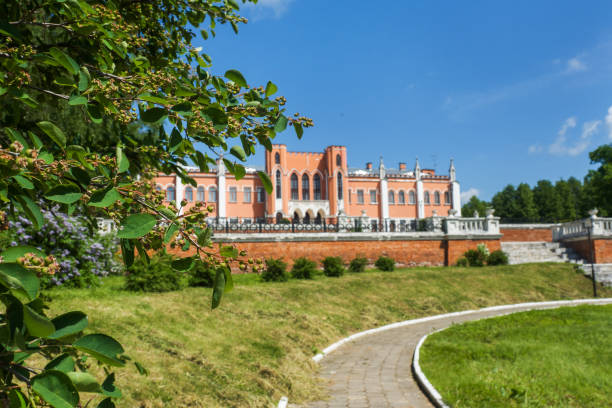 moskau, russland-26. mai 2019: blick auf das alte herrenhaus marfino im gotischen stil. nun ist es ein sanatorium des verteidigungsministeriums. - boulevard mansion road grounds stock-fotos und bilder