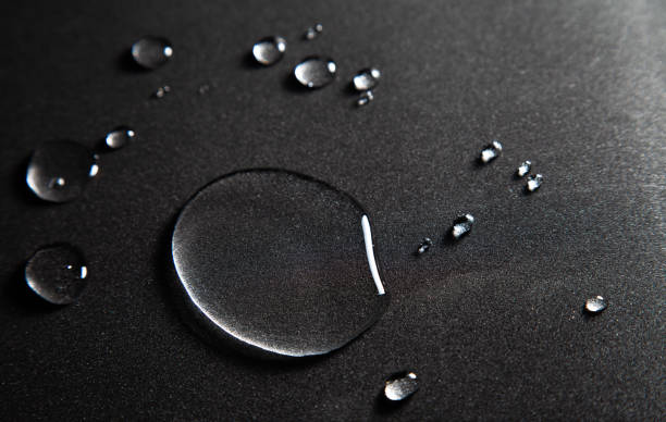 gocce d'acqua sul pavimento dal liquido nella plastica della bottiglia. - black drop water waterdrop foto e immagini stock
