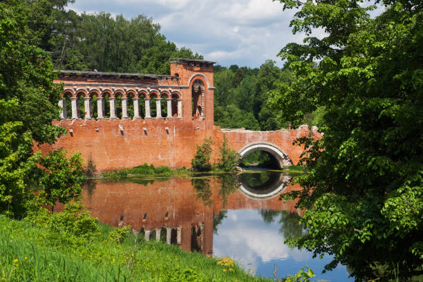 moskau, russland-26. mai 2019: hochbogen und kolonnade, im gotischen revival stil gebaut, in dem alten anwesen marfino - boulevard mansion road grounds stock-fotos und bilder