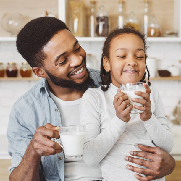 desayuno saludable para niños concepto - domestic kitchen father eating child fotografías e imágenes de stock