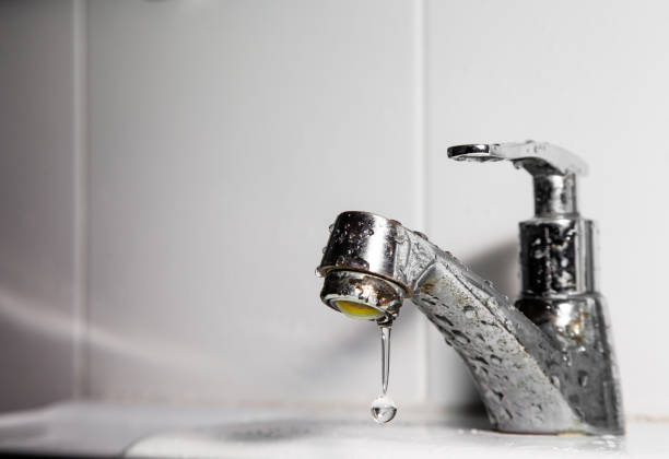 rubinetto o rubinetto e goccia d'acqua versando in bagno. - bathroom water pipe faucet sink foto e immagini stock