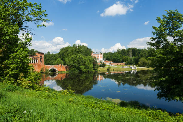 moskau, russland-26. mai 2019: hochbogen und kolonnade, im gotischen revival stil gebaut, in dem alten anwesen marfino - boulevard mansion road grounds stock-fotos und bilder