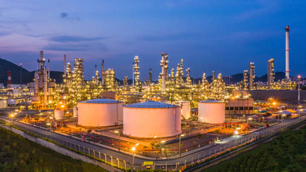 oil storage tank with oil refinery plant background at twilight, aerial view oil refinery, refinery plant, refinery factory and petrochemical plant. - oil storage tank storage compartment fuel and power generation imagens e fotografias de stock